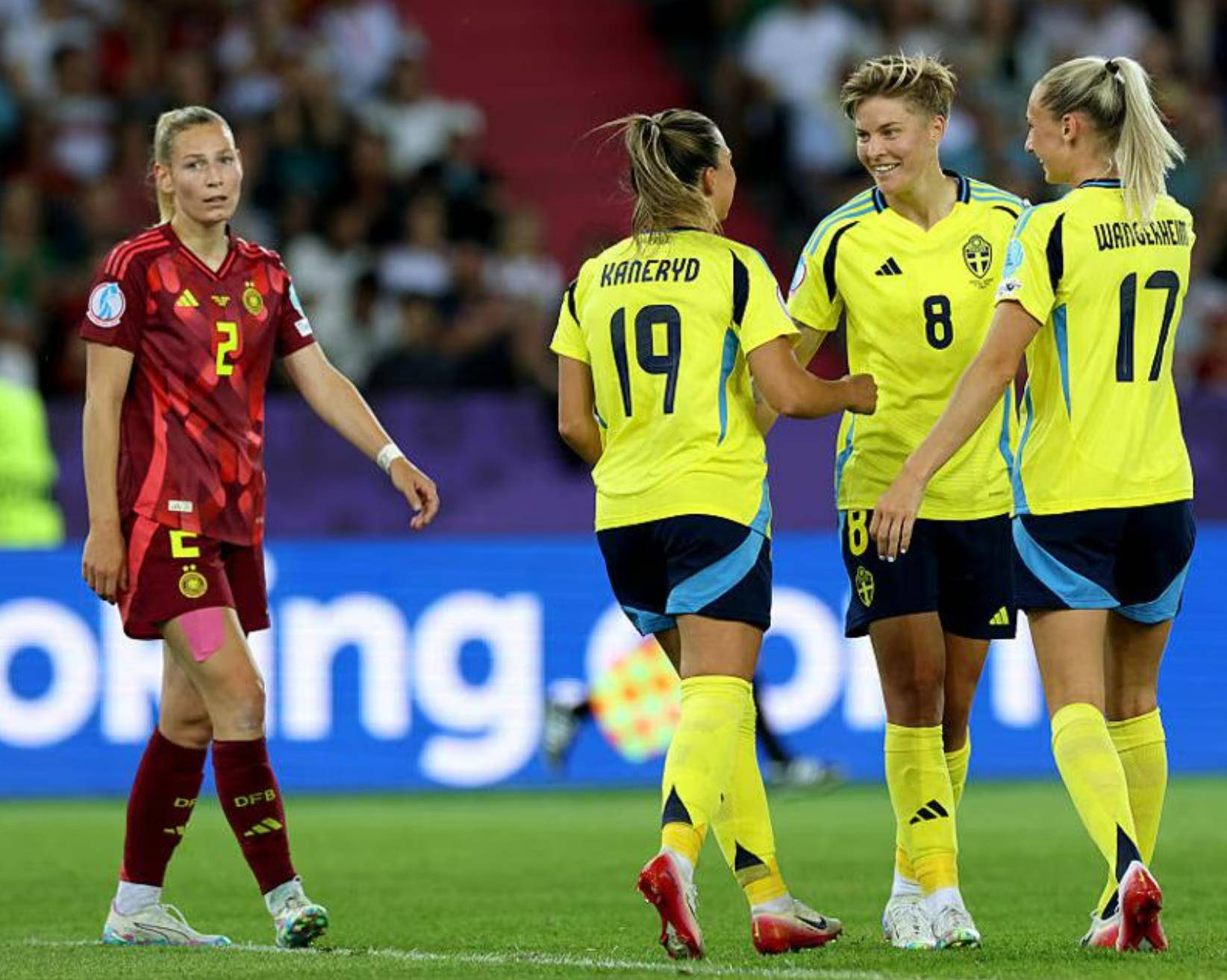 开云平台-意大利女足球员突破难关赢得胜利